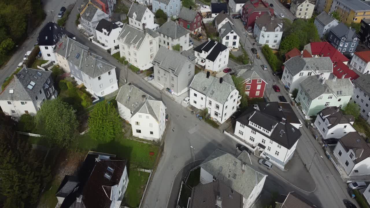 Ovenfra udsigt over Bergen Laksevåg og Damsgård-kvarteret – der vipper op for at afsløre byen med fjord og hele kvarteret – Norge.