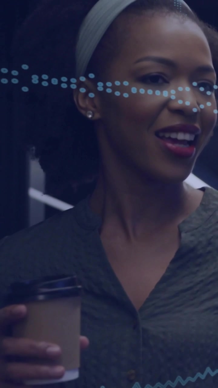 Video verticale: Donna con caffè che sente un segnale, si gira e sorride, onde tecnologiche le attraversano il viso, C2