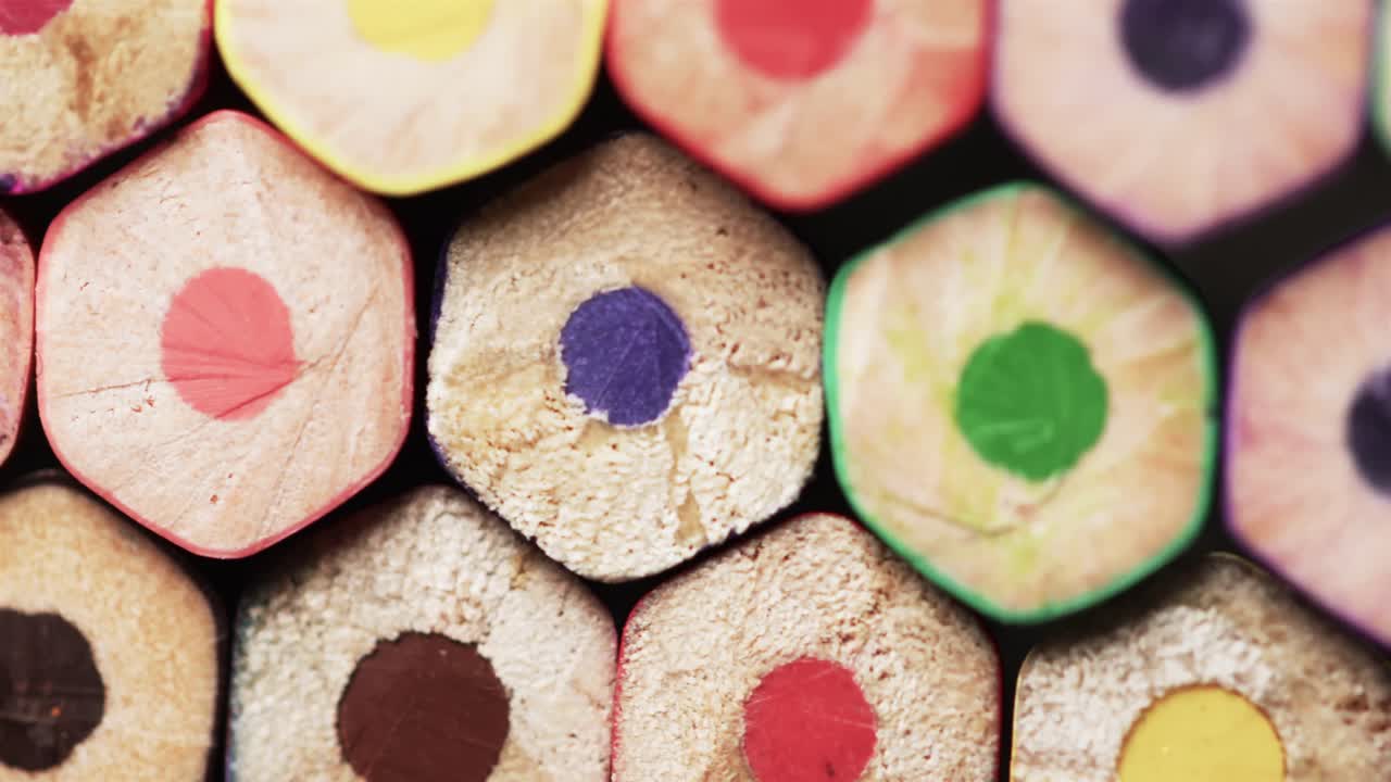 슬로우 모션으로 화려한 연필 크레이온의 클로즈업