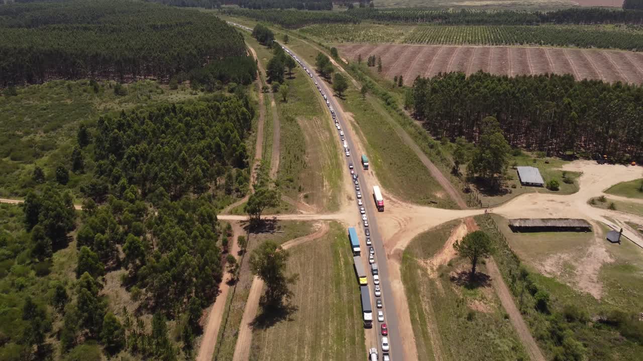 atasco de tráfico a lo largo de la carretera rural gualeguaychu-fray bentos, frontera entre argentina y uruguay