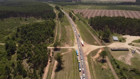 Stau-Entlang-Der-Landstraße-Gualeguaychu-Fray-Bentos,-Grenze-Zwischen-Argentinien-Und-Uruguay