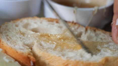 cerca de la miel salpicada en el pan