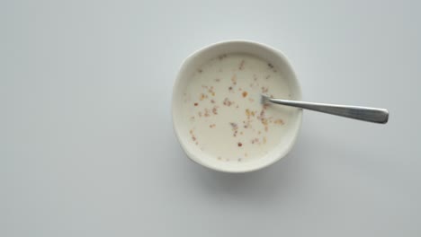 cuenco de cereales con leche y cuchara