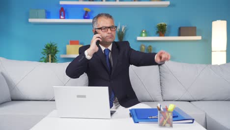 Un-Trabajador-De-Oficina-En-Casa-Habla-Por-Teléfono-Con-Calificaciones-Gerenciales.