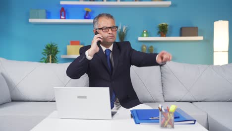 trabajador de oficina en casa hombre habla por teléfono en cualificaciones de gestión.