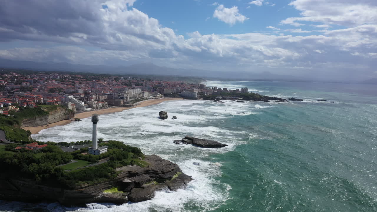 gran toma aérea del faro de biarritz y la gran playa vista desde el océano