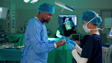 médico, enfermera y ayuda con guantes para cirugía