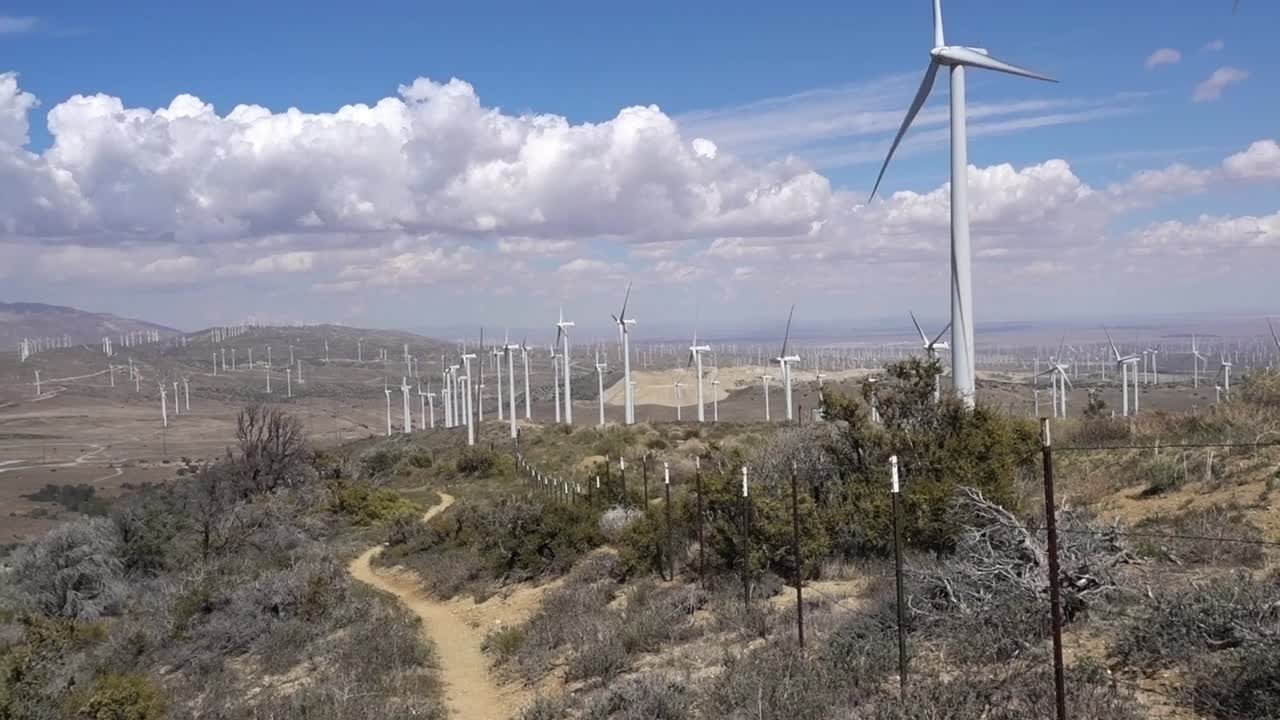 turbinas eólicas que soplan en los vientos del desierto del sur de california