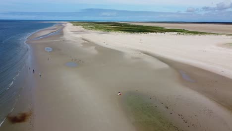 Toma-Aérea-De-La-Playa-De-Sonderstrand-En-La-Isla-De-Romo-En-Demark