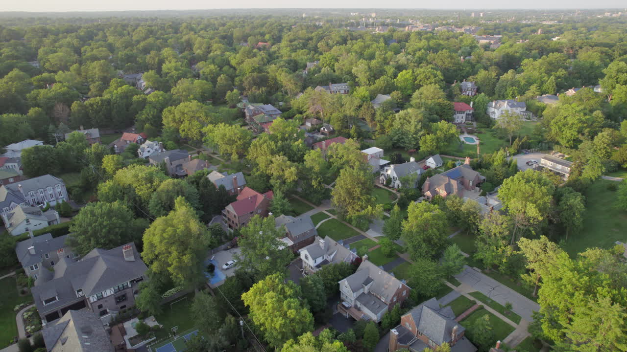 empuje hacia adelante e incline hacia abajo sobre el hermoso vecindario de clayton en st.