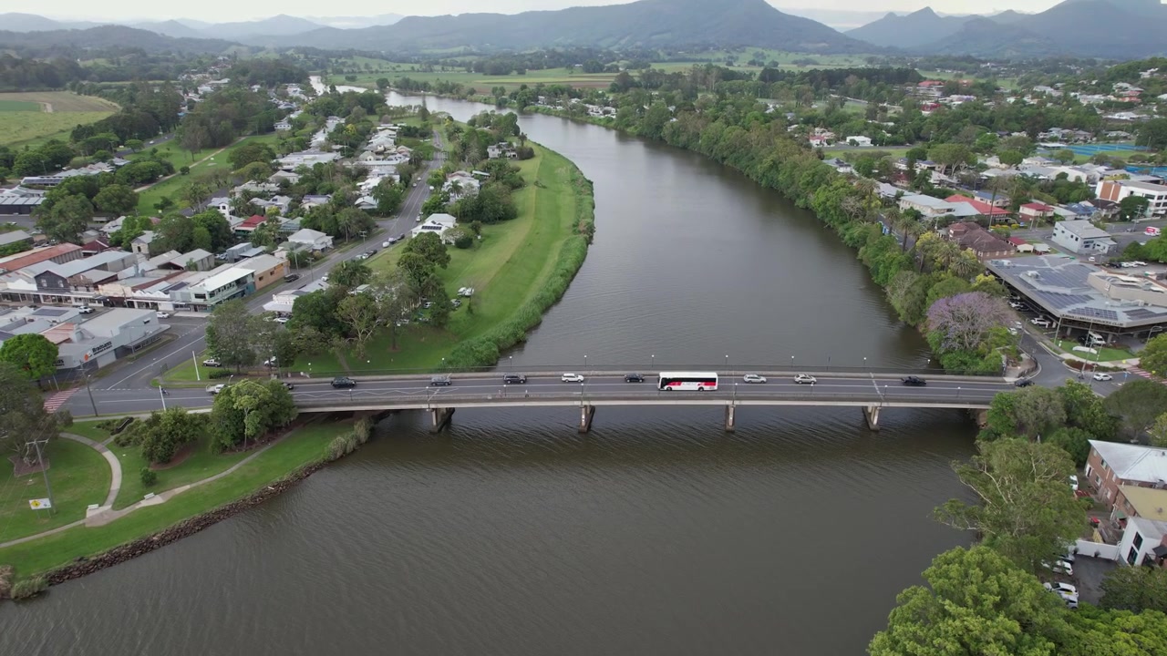 Coches circulando por el puente de la calle Wollumbin sobre el río Tweed en Nueva Gales del Sur, Australia - Toma aérea con dron.
