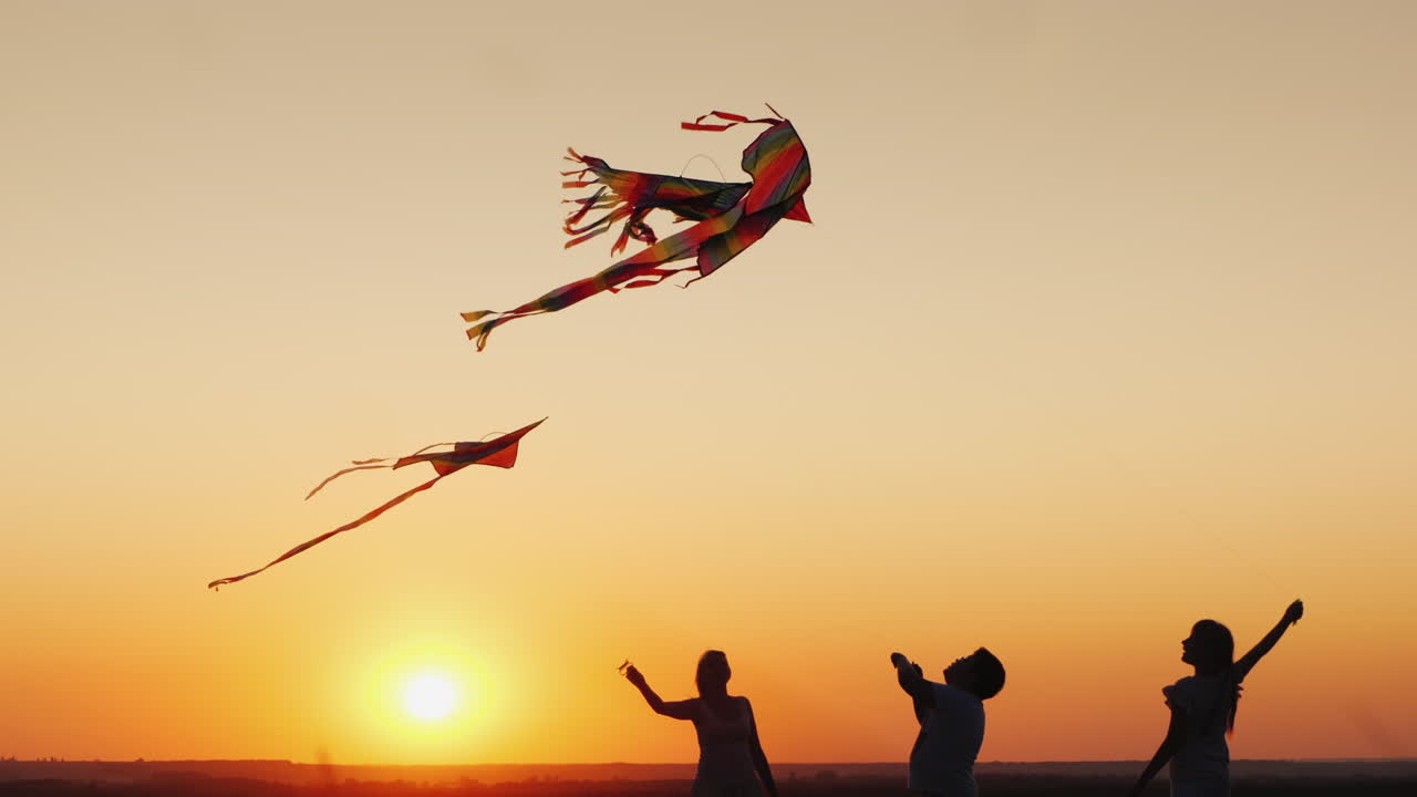 일몰 좋은 시간에 엄마와 함께 연을 두 아이 함께 재생
