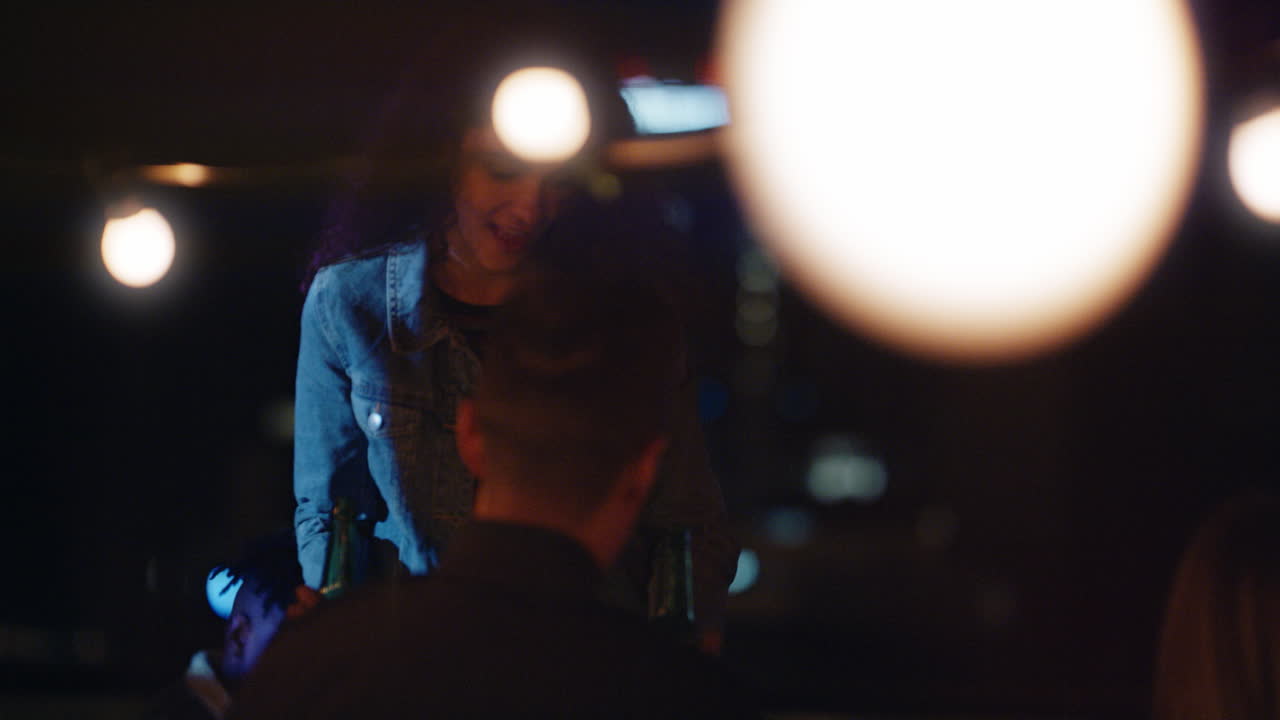 grupo de amigos diversos viendo una película en el cine de la azotea pasando el rato juntos mujer joven sentada con su novio disfrutando de una fiesta de reunión de fin de semana en la ciudad urbana por la noche