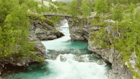 Agua-Turquesa-Del-Río-Strynselva-Rodeada-De-Gargantas-Rocosas-En-Stryn,-Noruega