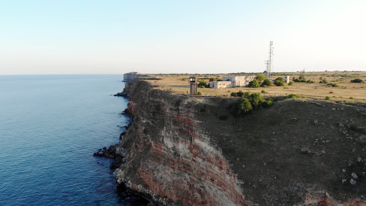 reserva natural de kaliakra con torre antigua en lo alto de un acantilado cerca de la bahía de bolata, costa del mar negro, bulgaria