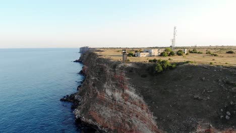 reserva natural de kaliakra con torre antigua en lo alto de un acantilado cerca de la bahía de bolata, costa del mar negro, bulgaria