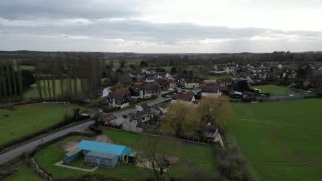 Panning-Drone-Fyfield,-Pequeño-Pueblo-Essex-Reino-Unido-4k-Material-De-Archivo