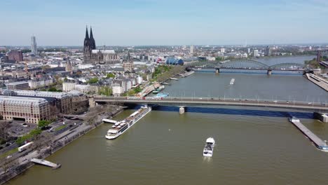 Vista-Aérea-Del-Paisaje-Urbano-De-Colonia-Con-Vistas-A-La-Catedral-De-Colonia,-El-Puente-Deutzer-Y-El-Puente-Hohenzollern.