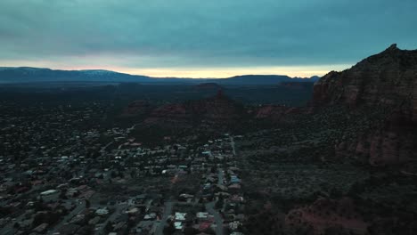 Ferienort-Sedona-Mit-Sandsteinfelsen-Im-Hintergrund-In-Arizona,-USA