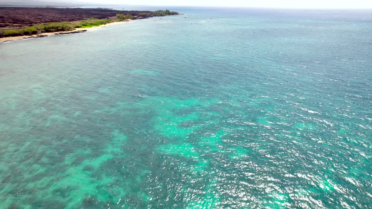 해변과 해안선이 보이는 하와이 제도의 잔잔한 청록색 바닷물 - 공중 비행
