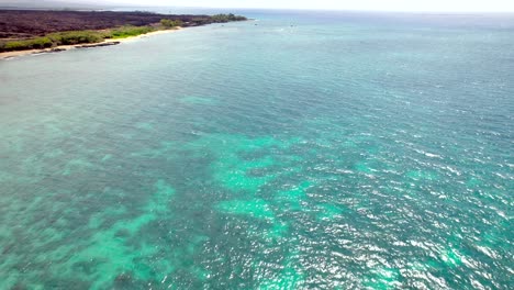 las tranquilas aguas turquesas del océano de las islas hawaianas con vistas a la playa y la costa - sobrevuelo aéreo