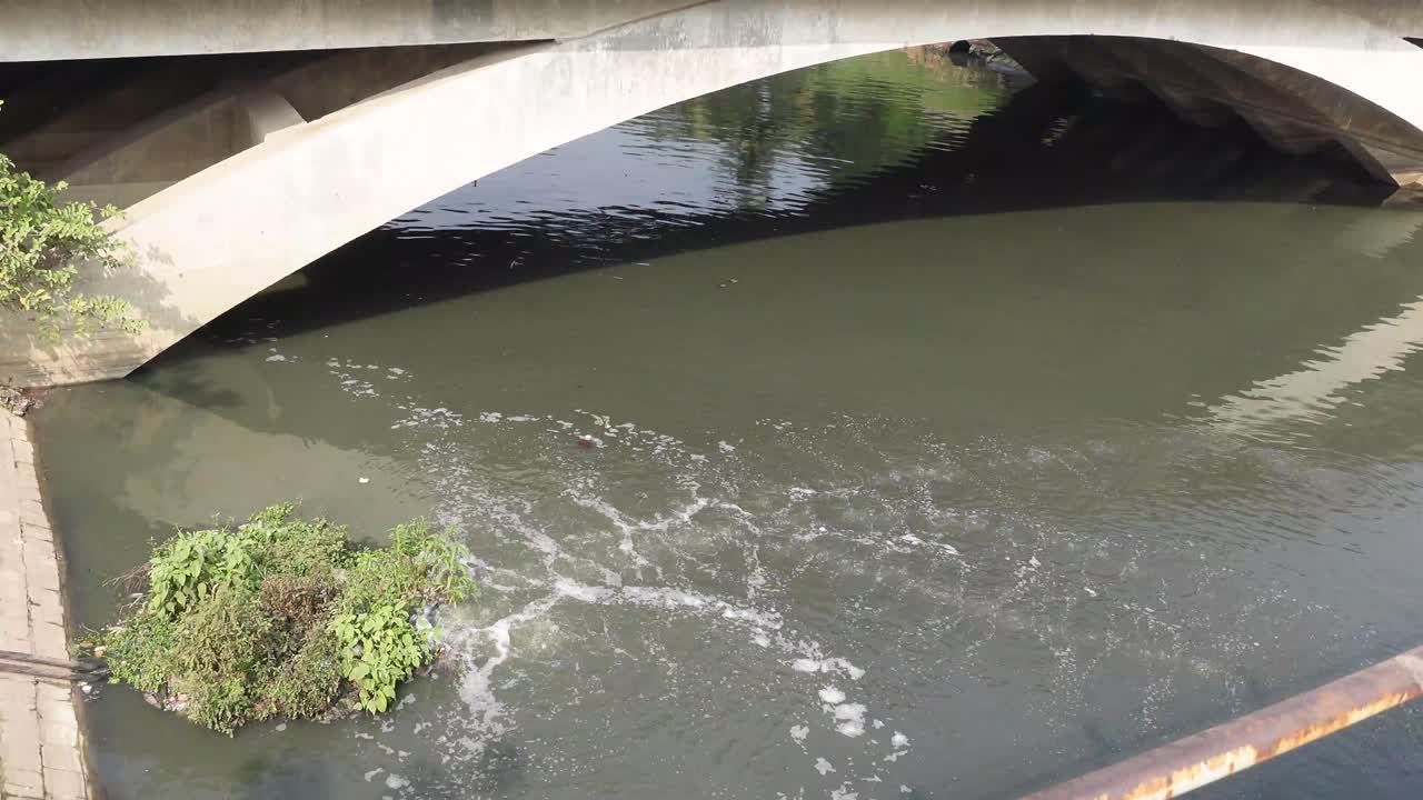 다리 아래의 오염된 강