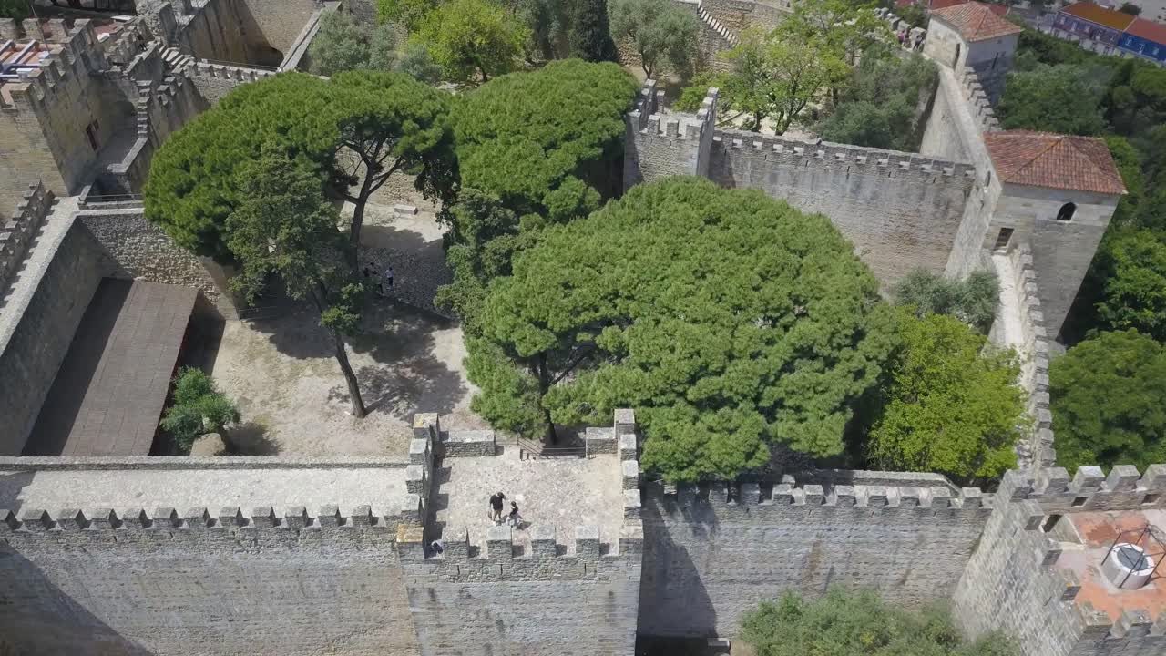 desde un punto elevado el icónico castillo de são jorge en lisboa, portugal, que simboliza el rico patrimonio cultural de la región