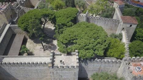 Desde-Un-Punto-De-Vista-Elevado,-El-Icónico-Castillo-De-São-Jorge-En-Lisboa,-Portugal,-Que-Simboliza-El-Rico-Patrimonio-Cultural-De-La-Región.