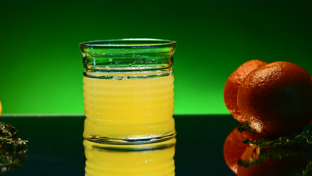 오렌지와 허브와 함께 컵에 오렌지 주스