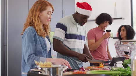 un grupo feliz de amigos diversos cocinando la cena en la cocina juntos