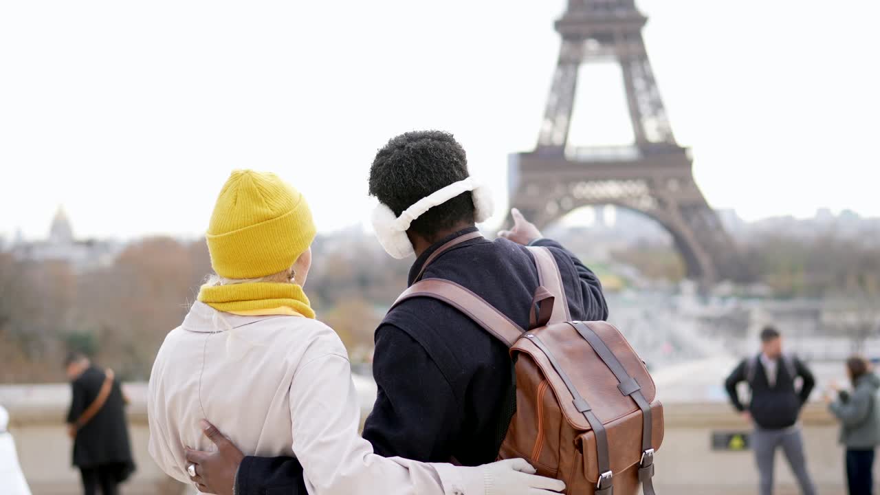 Coppia che ammira la vista sulla Torre Eiffel a Parigi