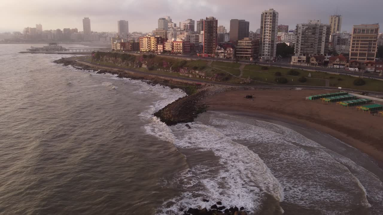toma en cámara lenta del amanecer brumoso en la playa de la ciudad de mar del plata, argentina