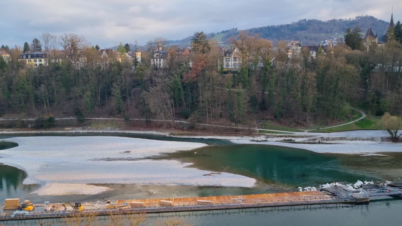 Vista su Schwellenmätteli presso lo sbarramento dell'Aare in una fredda giornata invernale, con bassi livelli dell'acqua nel fiume Aare che creano una tranquilla scena urbana sul fiume in Svizzera