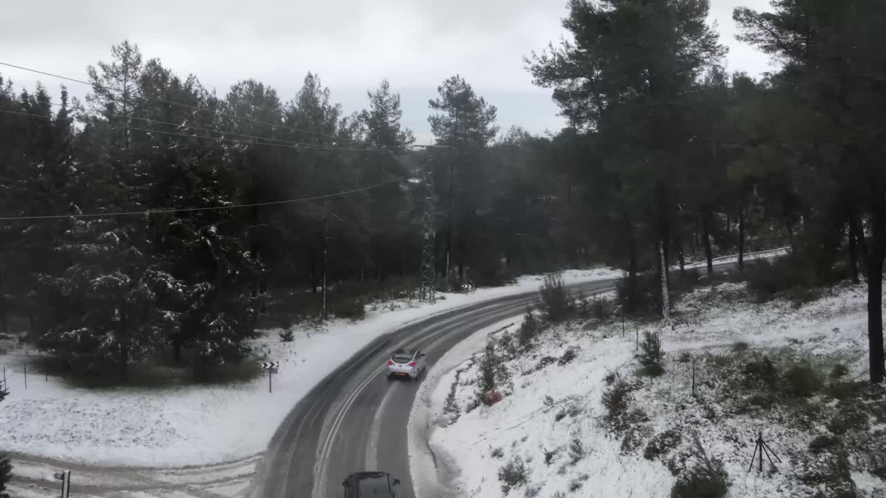 자동차 를 타고 숲 을 가로질러 눈 인 길