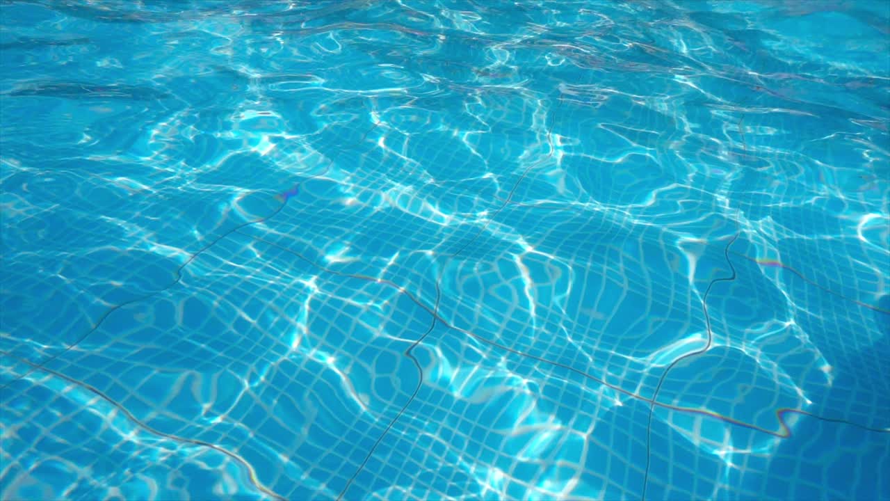 Sich kräuselndes Wasser im Schwimmbad an einem sonnigen Tag.