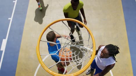 Jugadores-De-Baloncesto-Jugando-Baloncesto-4k