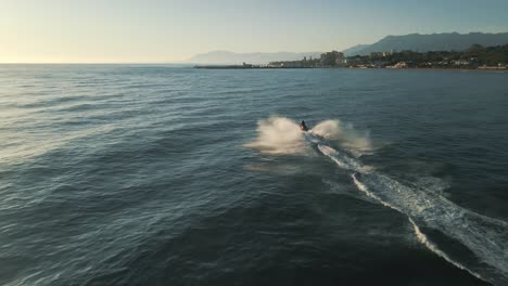 drone siguiendo jet ski durante el día
