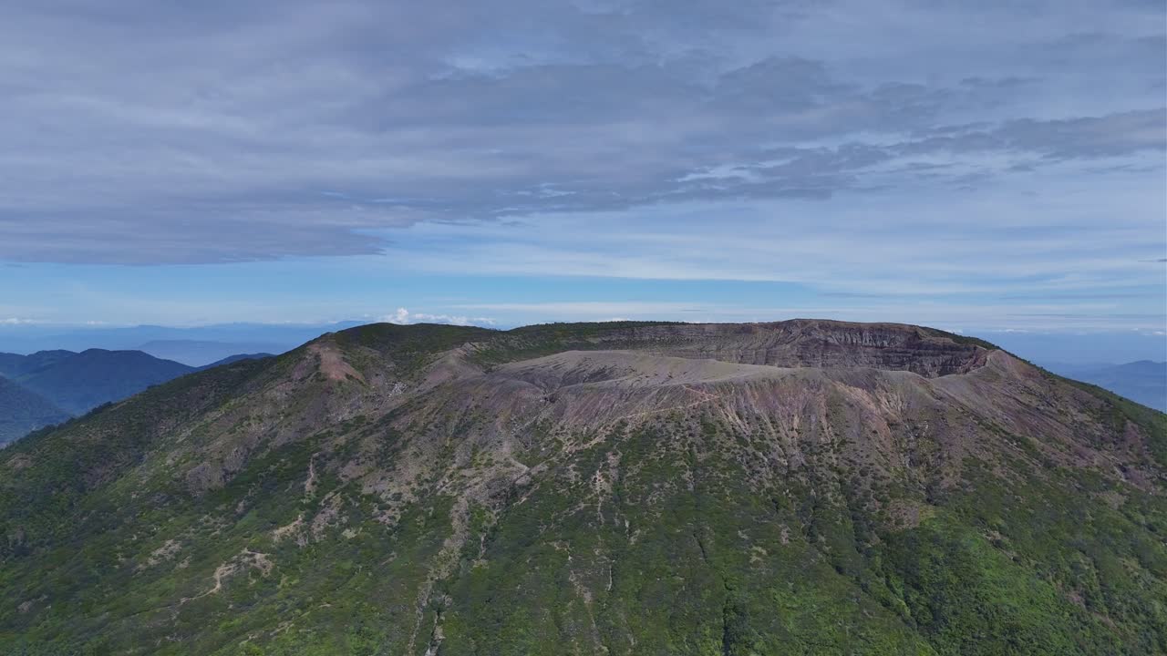One of the most beautiful and unique volcanoes in the world is in El Salvador. The name of this Volcano is: Volcano de Santa Ana.