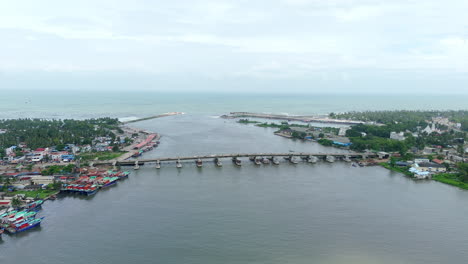 Neendakara-Brücke-Und-Fischereihafen-Kollam-Kerala,-Während-Des-Schleppnetzverbots-Drohnenansicht-Von-Der-Insel