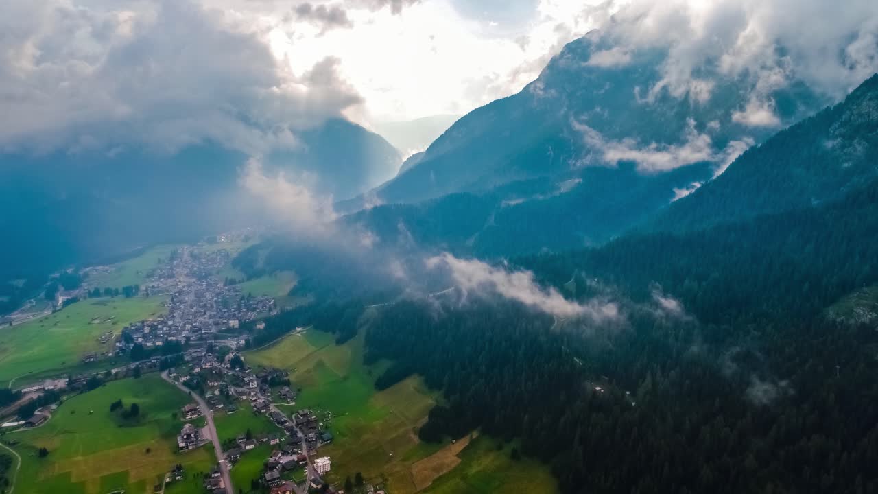 sappada, italia, esquina noreste de los alpes dolomitas. vuelos aéreos de drones fpv.