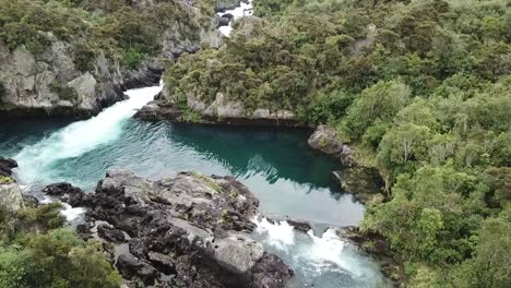 Apertura-De-La-Represa-Hidroeléctrica,-Provocando-La-Inundación-Del-Río-Waikato-Cerca-De-Taupo,-Nueva-Zelanda