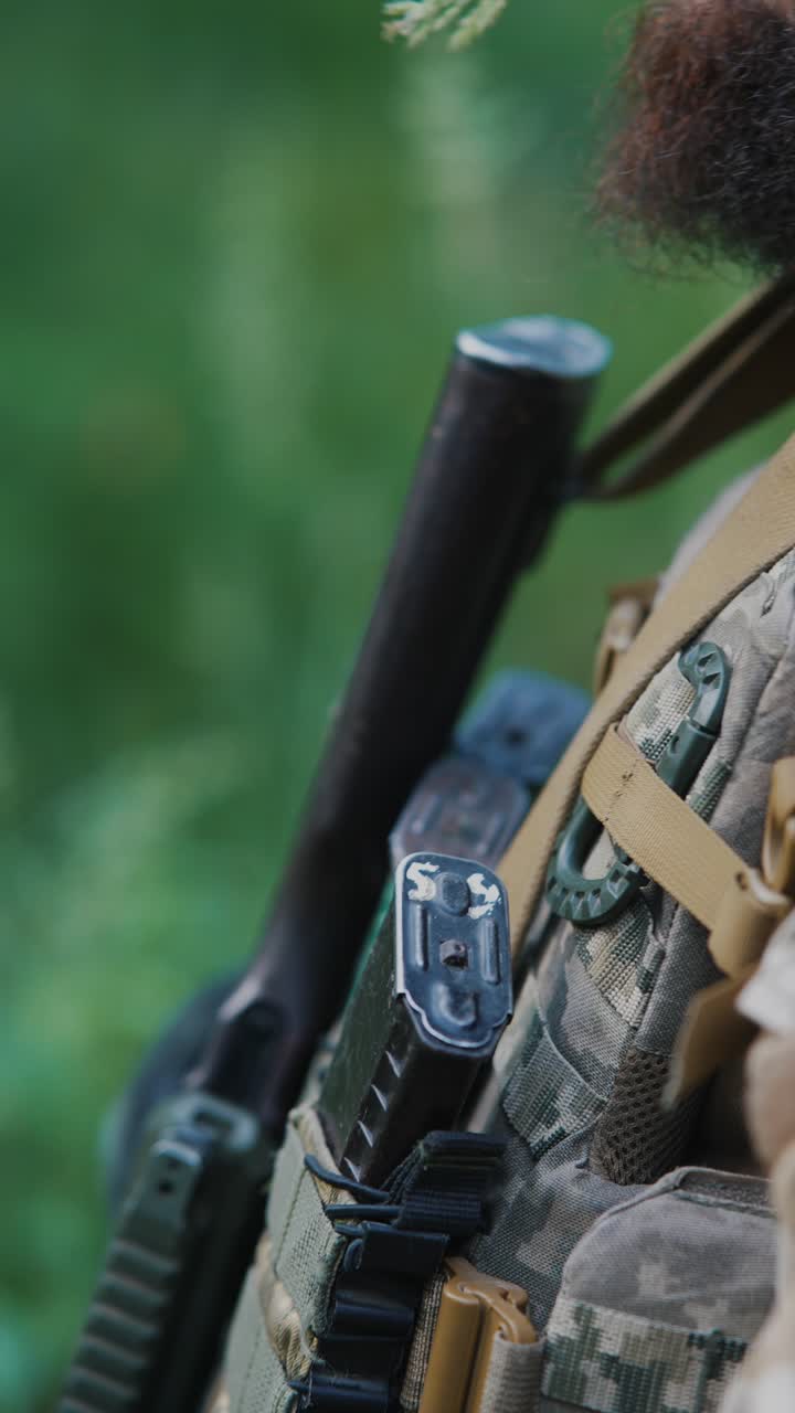 soldato in uniforme di camuffamento con arma