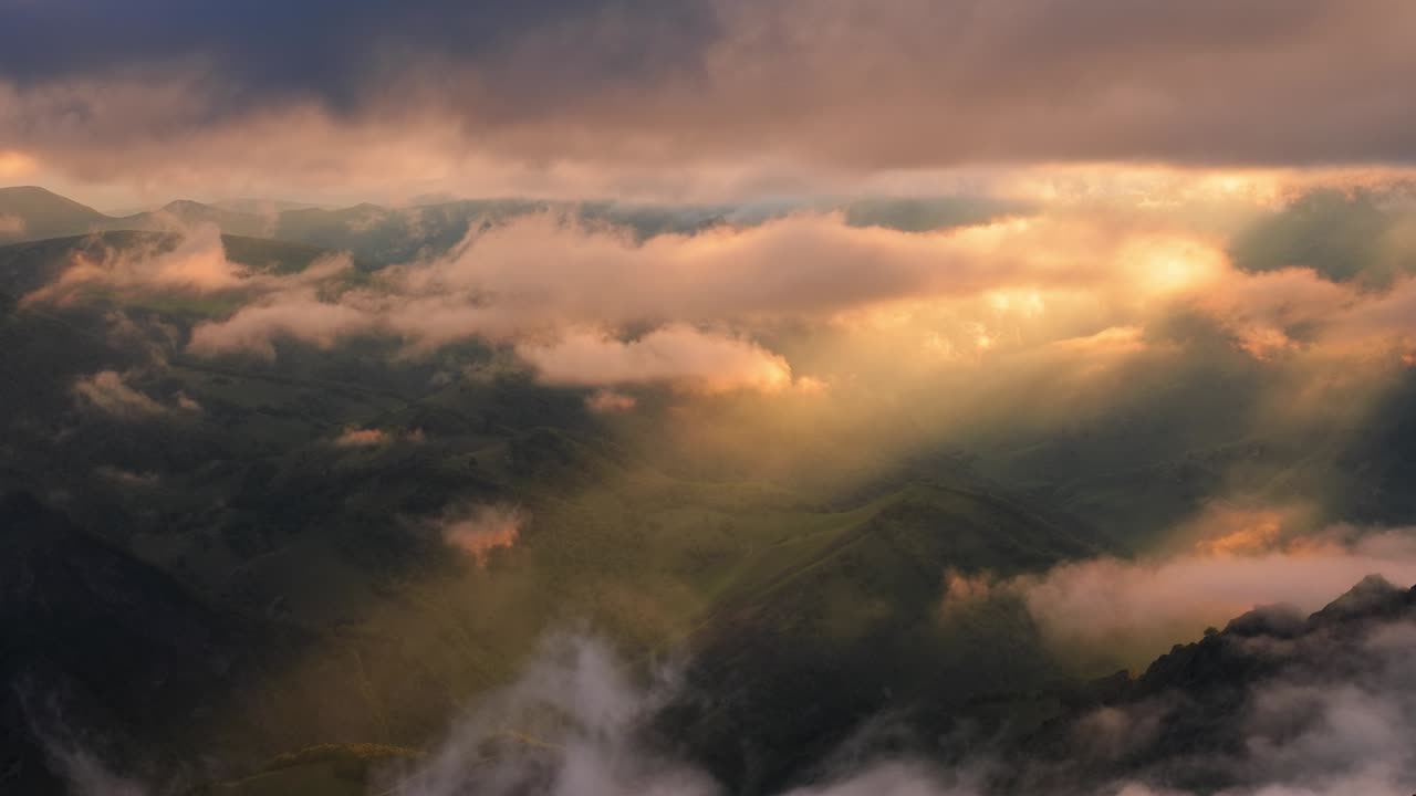 nubes bajas sobre una meseta montañosa en los rayos del atardecer. atardecer en la meseta de bermamyt norte del cáucaso, karachay-cherkessia, rusia.