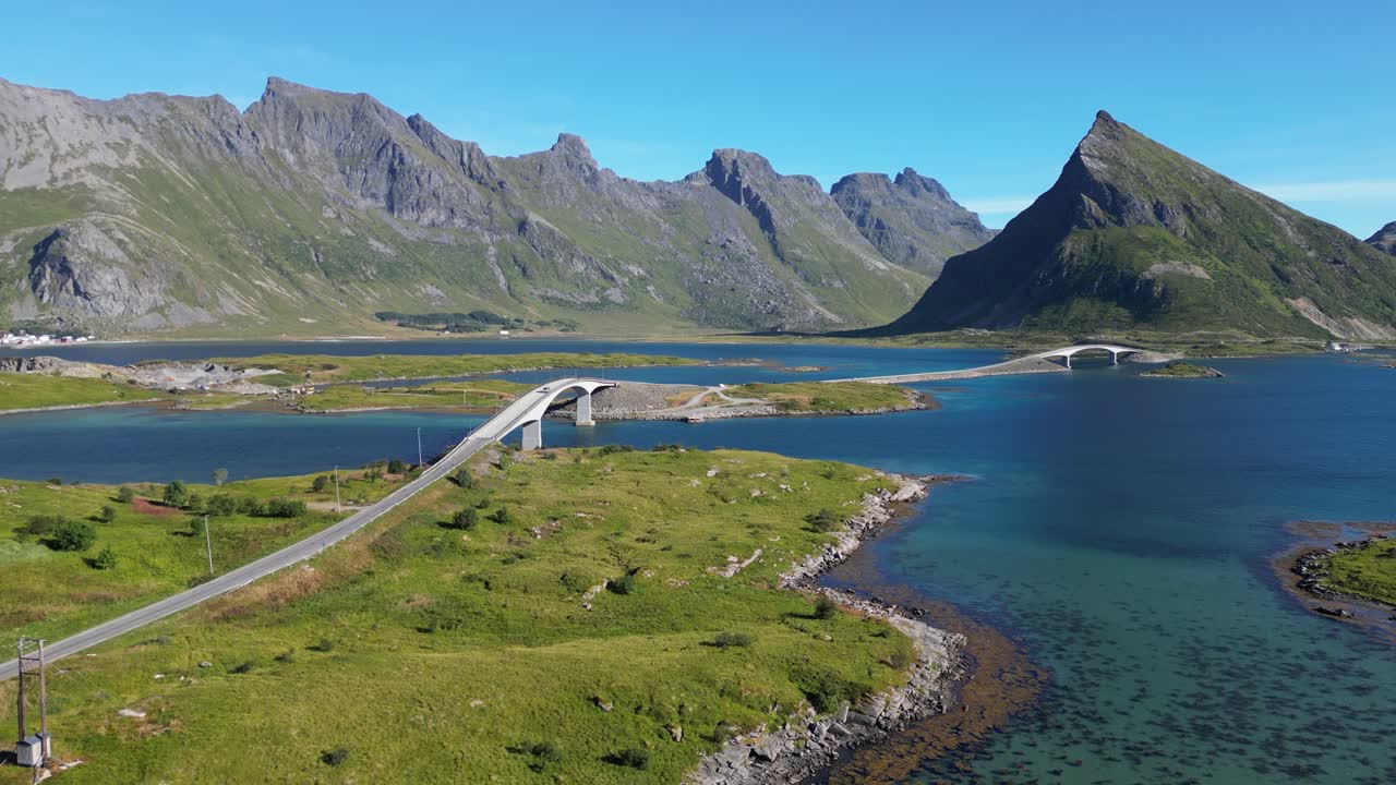Itinerario per il Ponte di Fredvang alle Isole Lofoten in Norvegia durante l'estate - Ripresa aerea