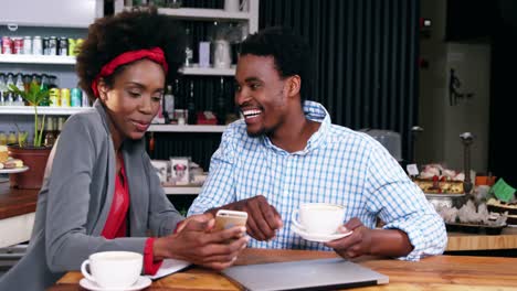 Hombre-Y-Mujer-Interactuando-Entre-Sí-Mientras-Toman-Una-Taza-De-Café