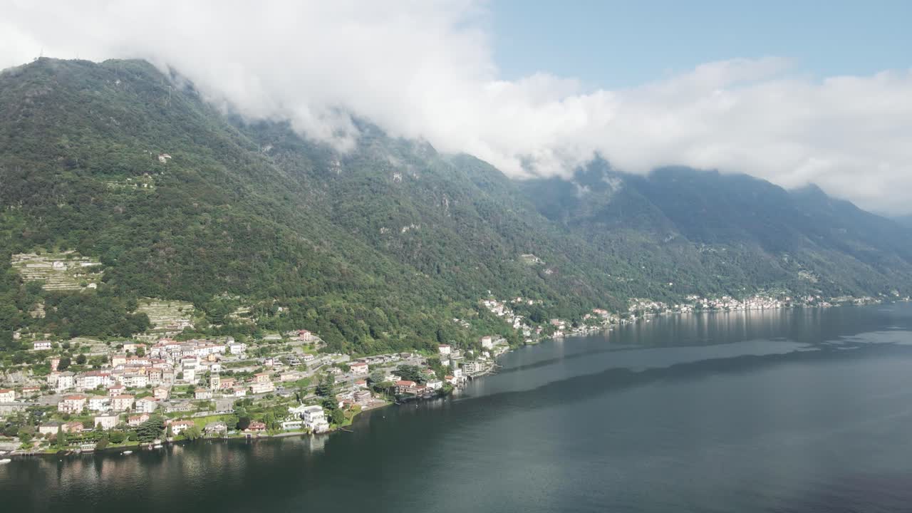 이탈리아의 코모 호수 연안을 가로지르는 드론 영상