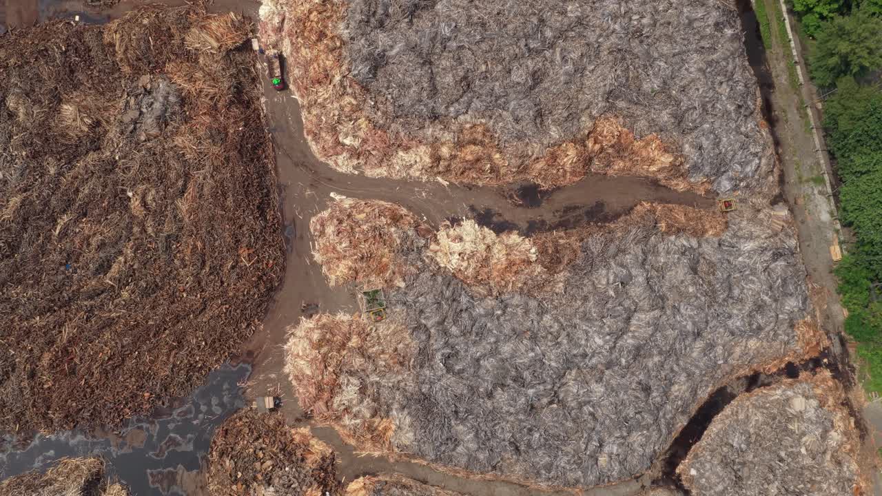 Vista aerea dall'alto di una pila industriale di cippato di legno per la produzione di biocarburante.