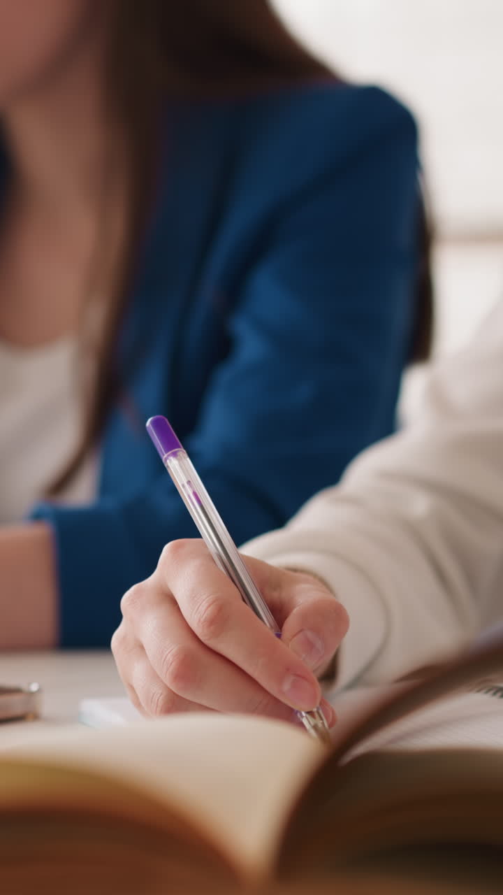 las estudiantes jóvenes estudian en clase. las mujeres jóvenes se preparan para el crédito en el escritorio utilizando tecnologías modernas. co-entrenar a sus compañeras de clase en la universidad