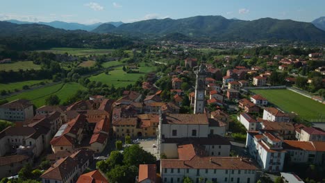 Vista-Aérea-De-Chiesa-Parrocchiale-Di-San-Carlo-A-Pagnano-En-Idílico-Pueblo-En-El-Campo-En-Italia