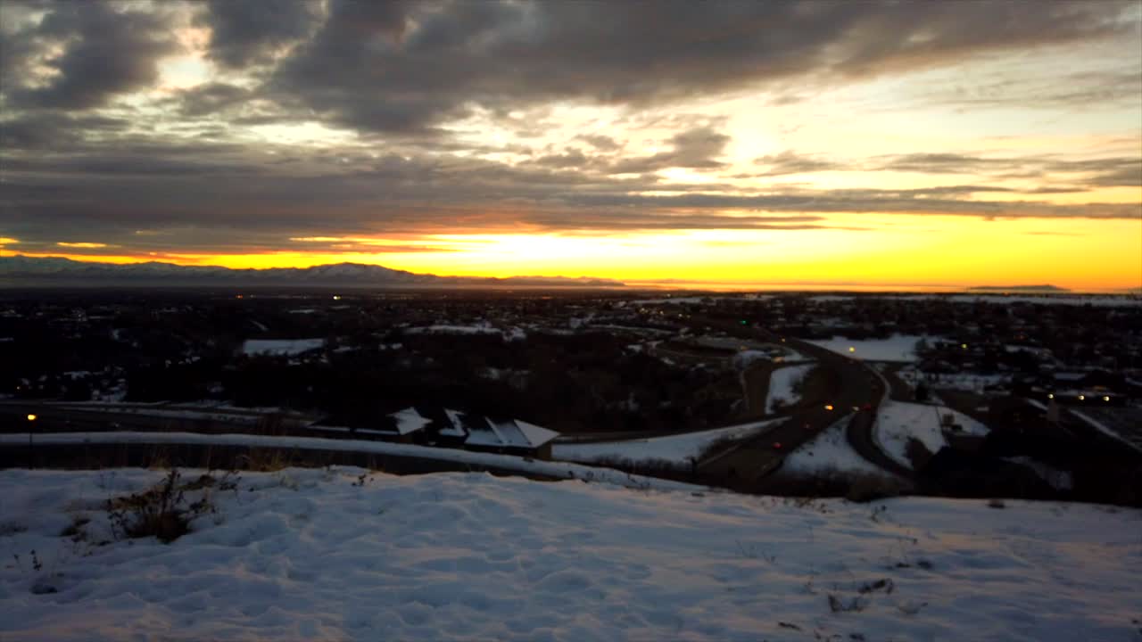 una vista de una carretera desde una colina al atardecer durante el invierno